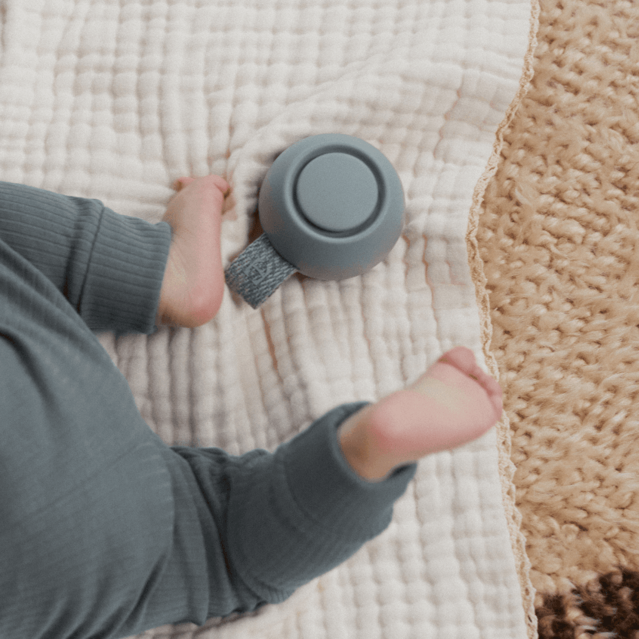 Hatch rest go in slate on a bed by a baby's foot